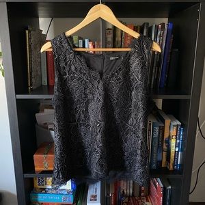Sleeveless lace embroidered blouse